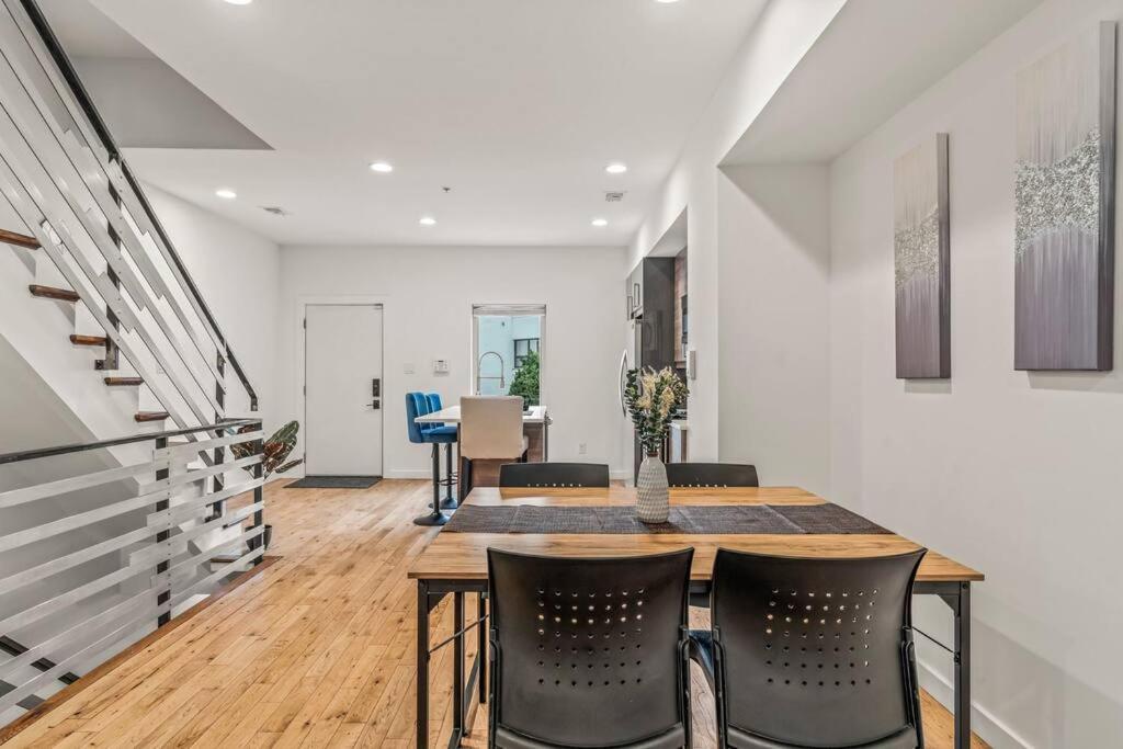 Holiday home Huge And Modern Four Bedroom Two Bath Philadelphia