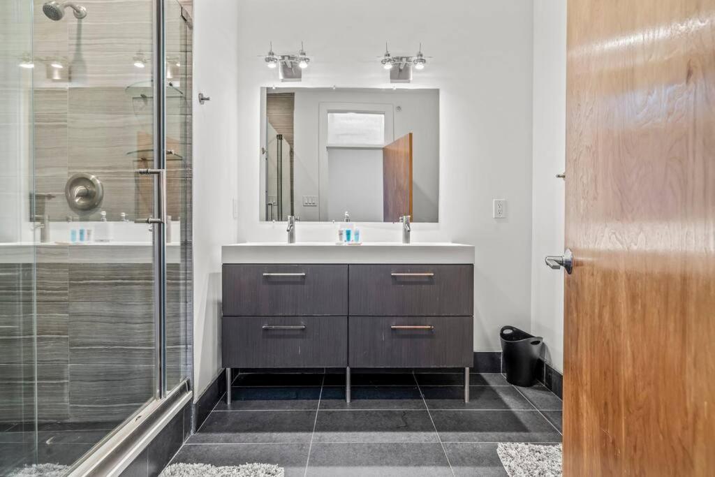 Huge And Modern Four Bedroom Two Bath *