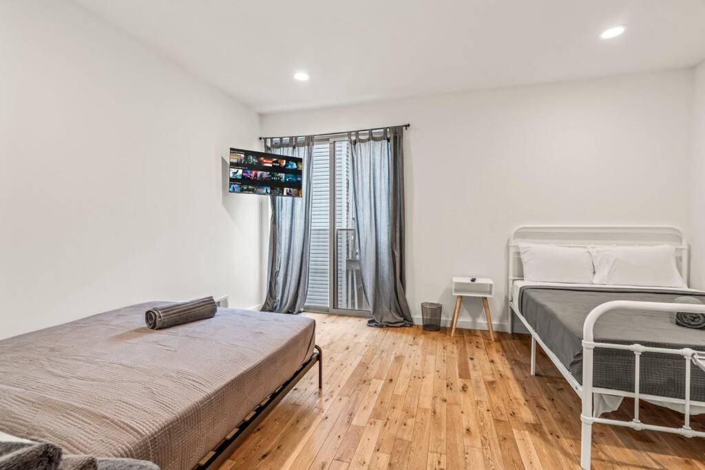 Huge And Modern Four Bedroom Two Bath *