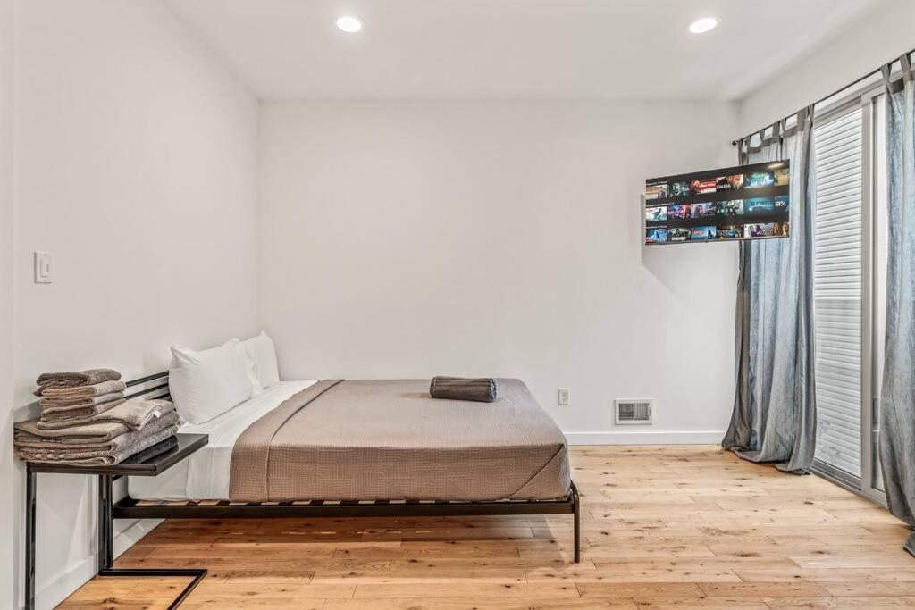 Huge And Modern Four Bedroom Two Bath *